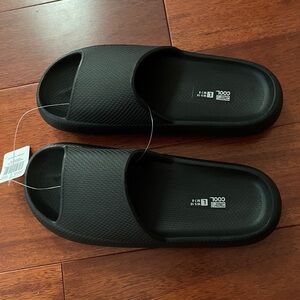 32 Degrees Cool Light Black Unisex Cushion Slide, New in Box